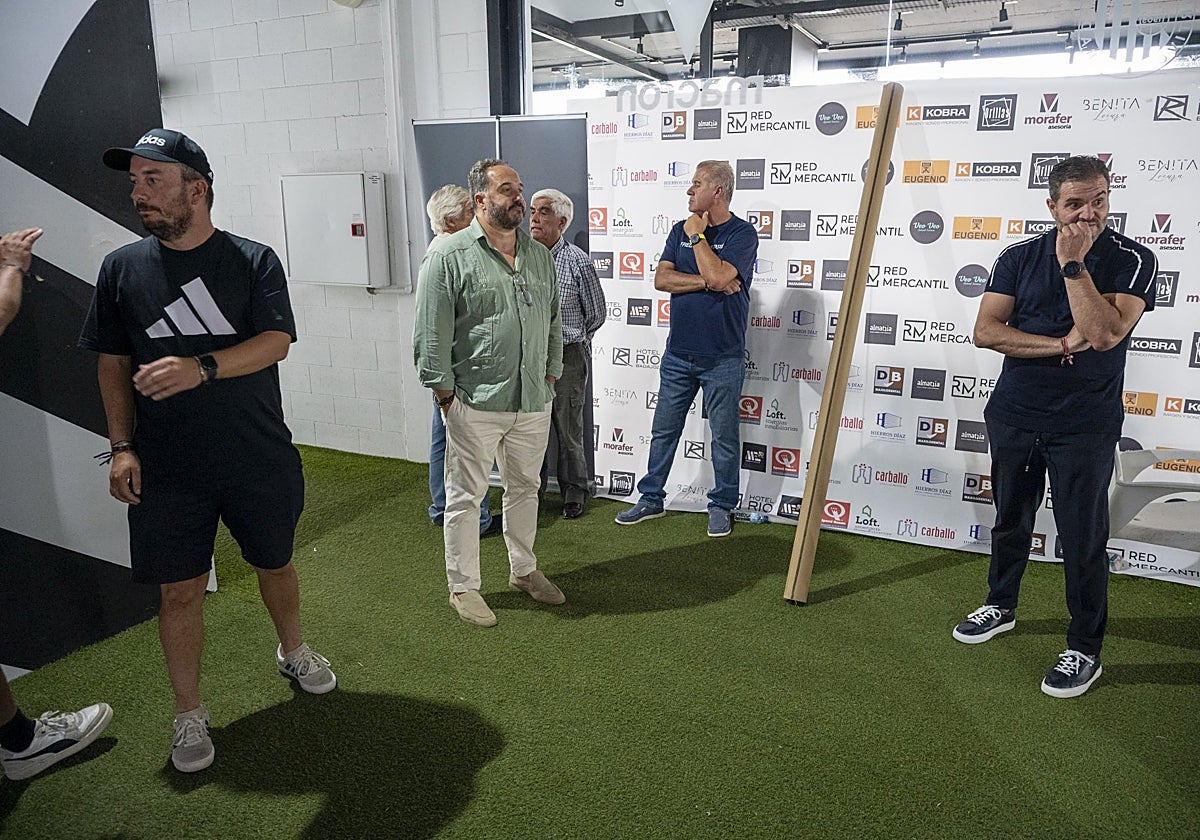 El director general del Badajoz Javier Peña y el presidente del Azuaga David Blanco esperan en el túnel de vestuarios del Nuevo Vivero que el árbitro decrete la suspensión del encuentro.
