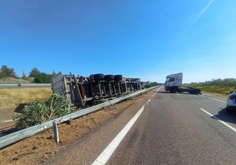 Tres kilómetros de retenciones en la A-66 tras el accidente de un camión articulado