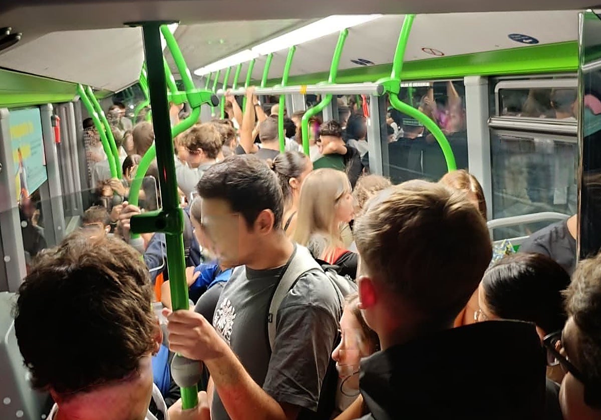 Foto del interior de un bus de la línea 8 facilitada por el PSOE.