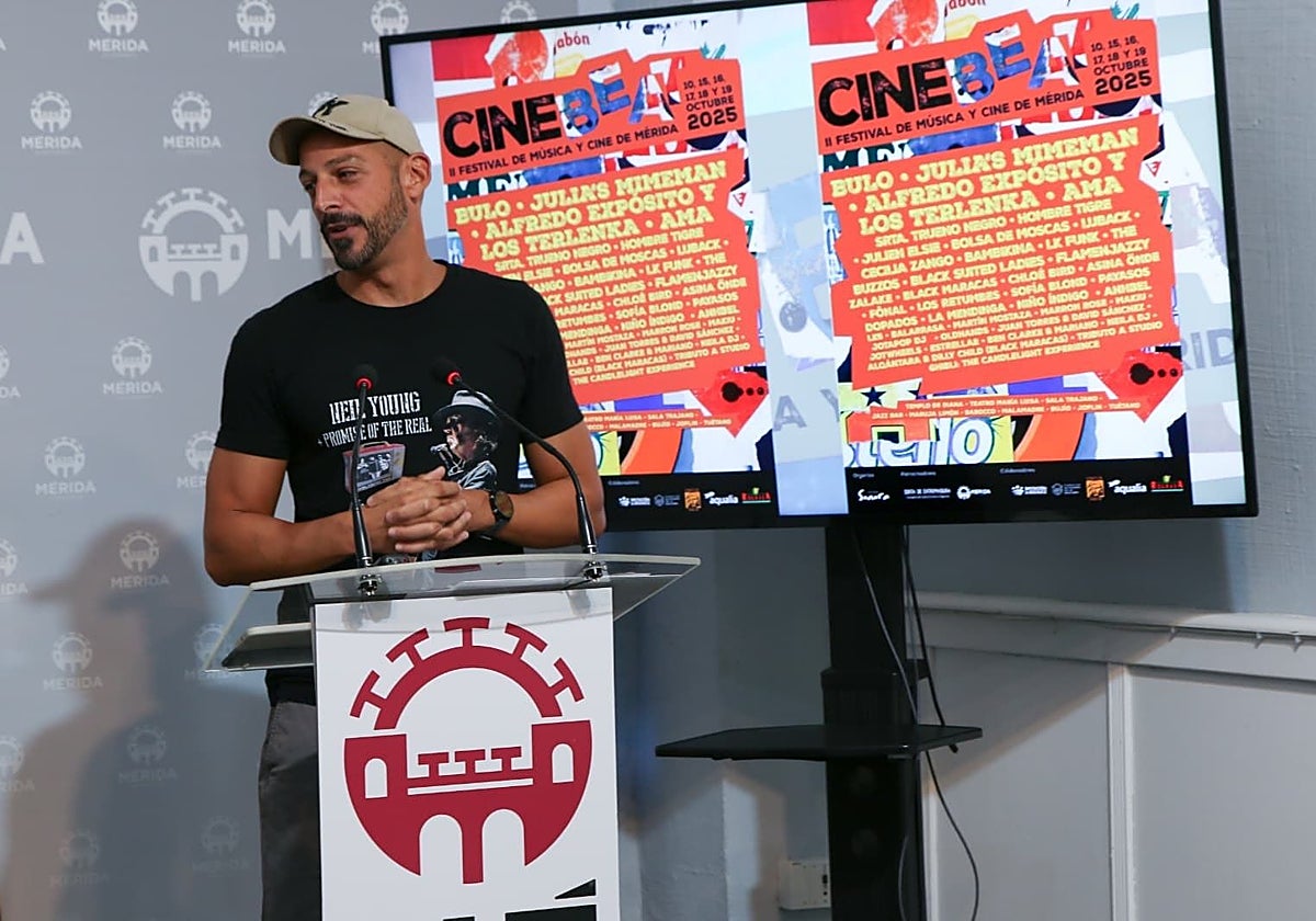 El director del festival, Ángel Briz, en la presentación del programa.