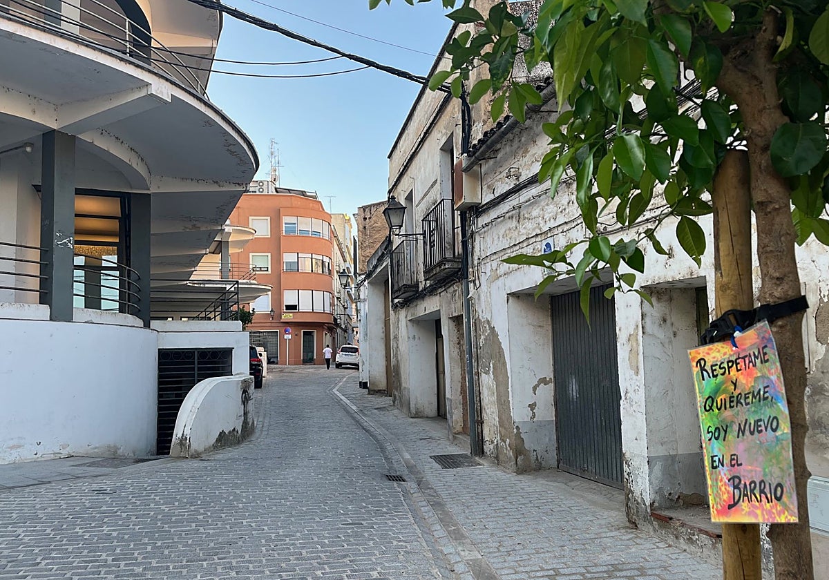 Un cartel en la plaza de Santa Ana.