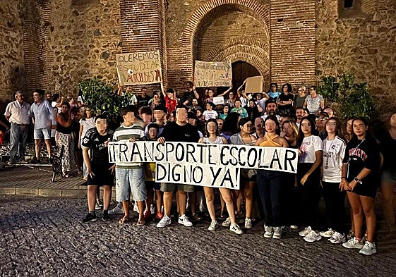 Las protestas continúan por toda Extremadura en el cuarto día sin transporte escolar. En la imagen, familias de Calzadilla de los Barros.