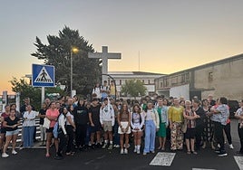 Padres y alumnos se concentran en la parada de autobús de Salvaleón ante el conflicto del transporte escolar. VIDEO: Protesta en Cañaveral.