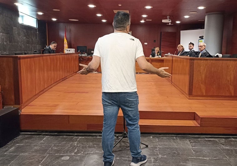 El acusado de hacer trampas en una oposición defiende su valía: «Llevo 27 años trabajando en lo mismo»