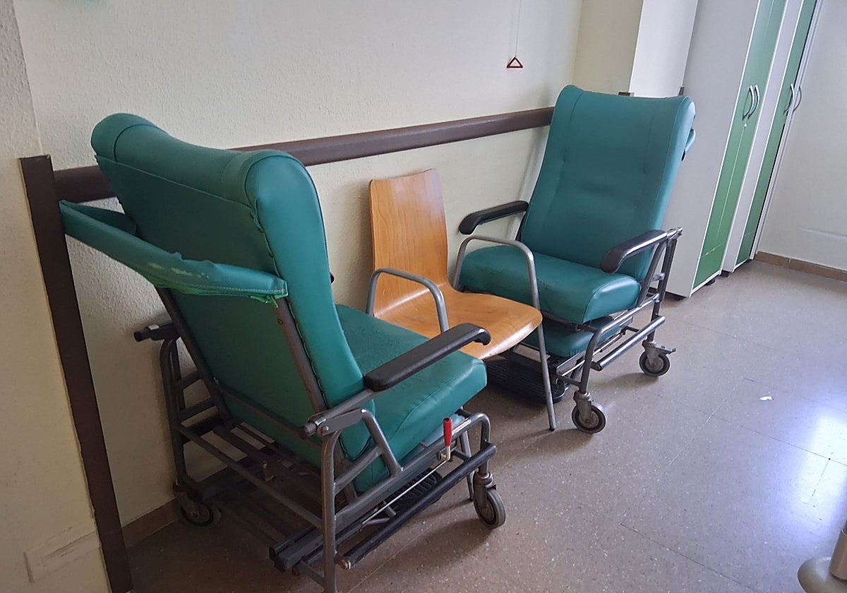 El sillón de paciente, con ruedas y reclinable cuyo importe en el pliego es de 1.185 euros cada uno.