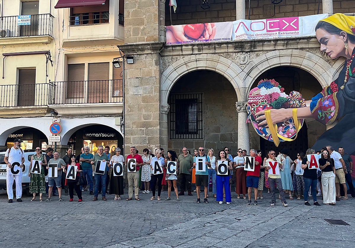 Un momento de la concentración que ha tenido lugar este miércoles en la Plaza Mayor.