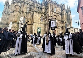 Un momento de la celebración del Sábado Santo a su paso por la Catedral de Plasencia.