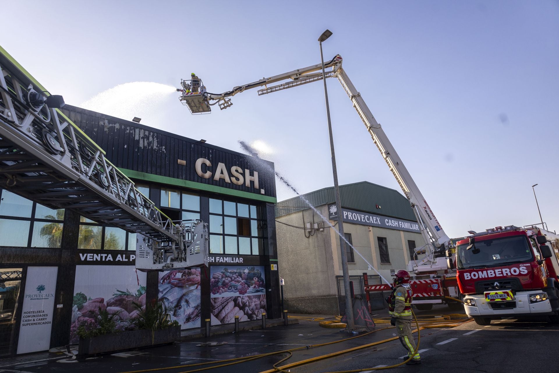 La empresa Provecaex tiene más de 200 trabajadores entre su nave, conductores y las tiendas que hay en la capital. 