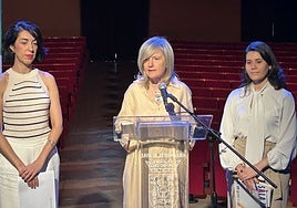 Victoria Bazaga, junto a Nuria Franco y Raquel Martín, esta mañana, en la Sala Trajano presentando la programación del último trimestre.