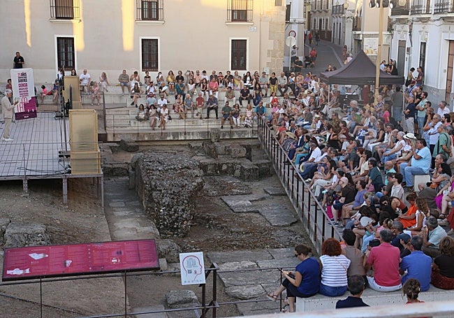 Público congregado para escuchar la conferencia de Juan Luis Arsuaga.