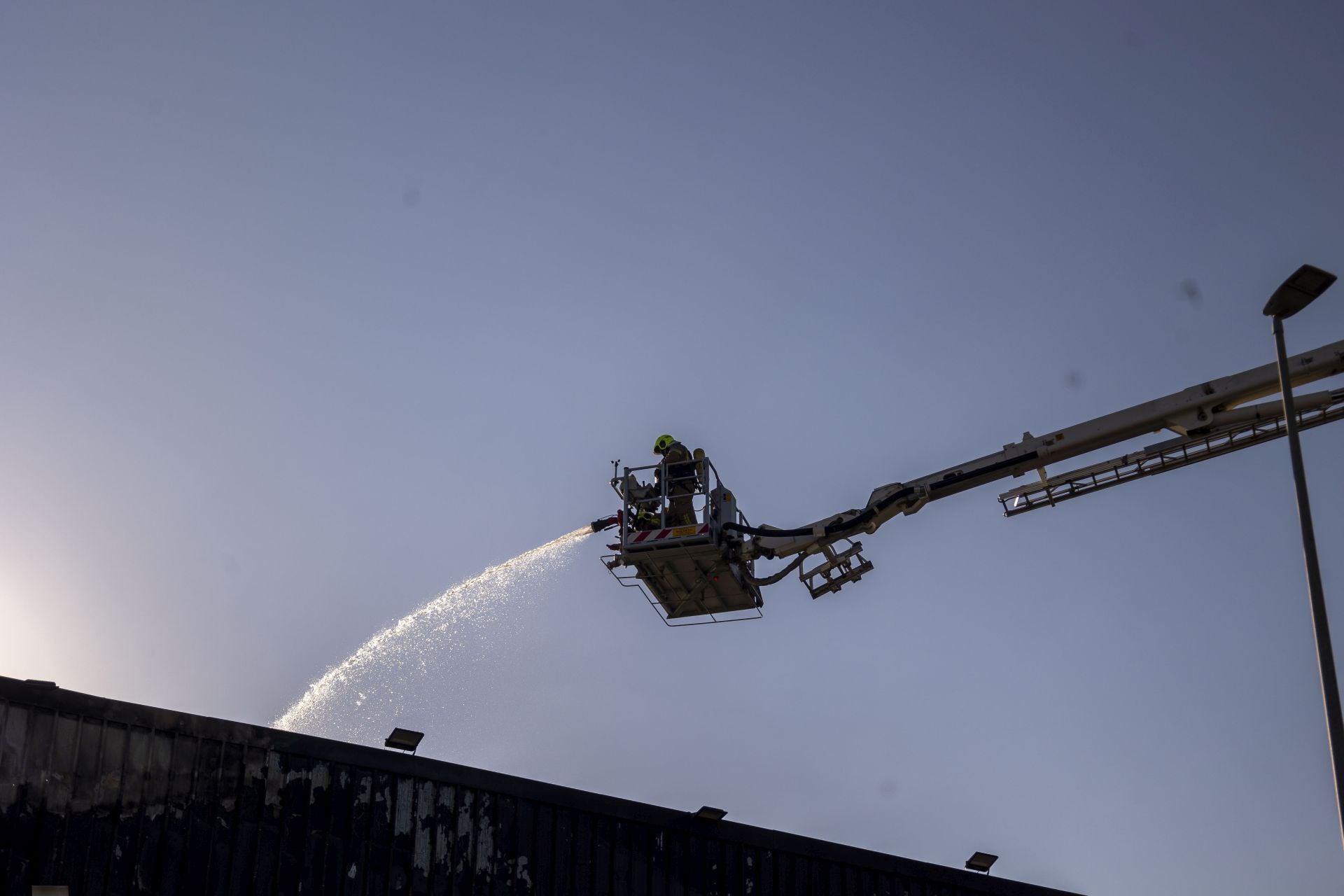 La rápida actuación de los bomberos ha impedido que el fuego se extendiera desde la cubierta, donde se originó, hacia el interior.