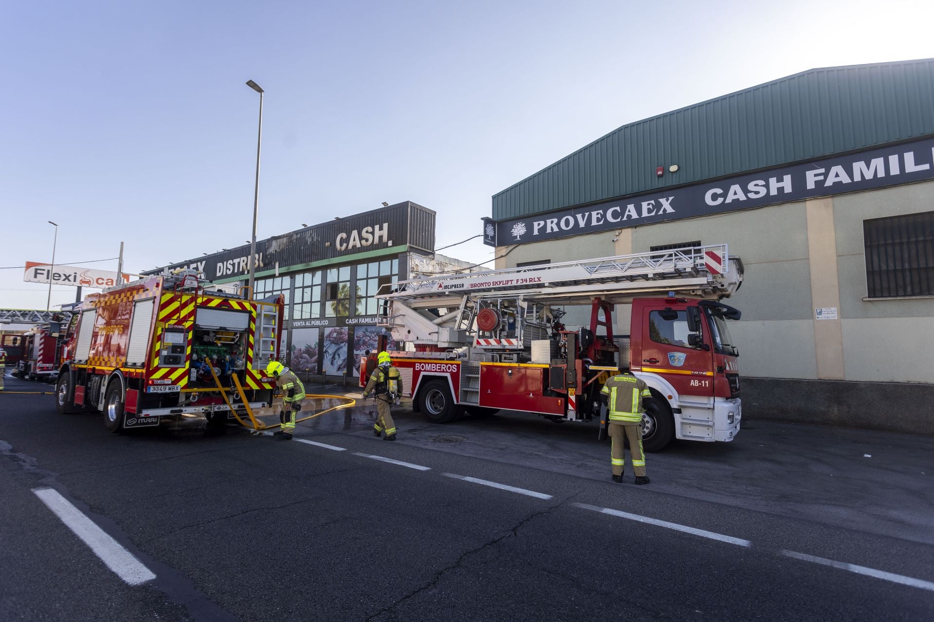 En el dispositivo, junto a los bomberos, también han participado agentes de la Policía Local y Nacional.