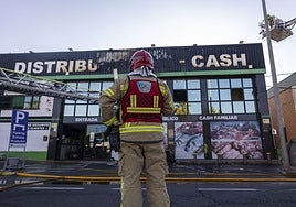 Un bombero del SEPEI supervisa las tareas de extinción del fuego