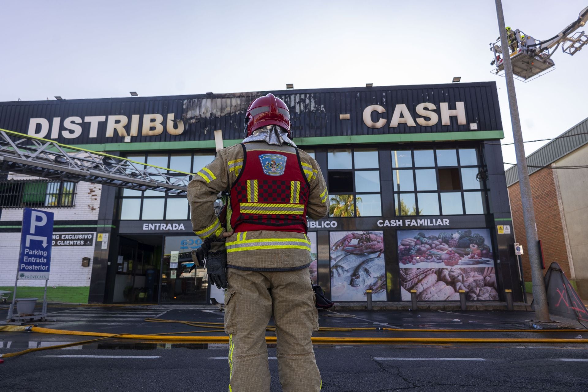 Un bombero supervisa las tareas de extinción del fuego.