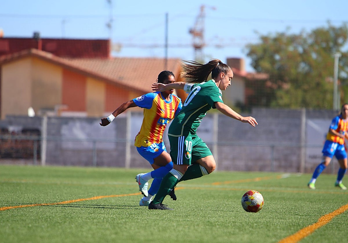 Nerea conduce el balón en el partido ante el Valencia.