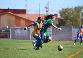 Nerea conduce el balón en el partido ante el Valencia.
