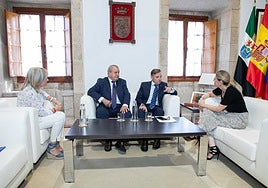 Pedro Pecero y Manuel Aviñó durante la reunión con María Guardiola y Victoria Bazaga en la sede de Presidencia de la Junta.