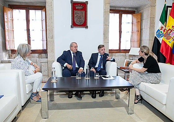 Pedro Pecero y Manuel Aviñó durante la reunión con María Guardiola y Victoria Bazaga en la sede de Presidencia de la Junta.