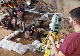 Representantes de las administraciones y del Instituto de Arqueología, este jueves, junto al Templo de Diana.