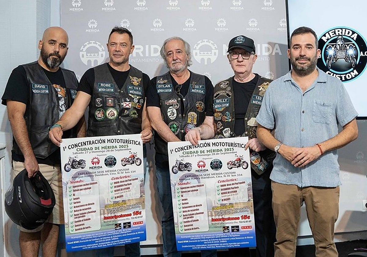 Representantes de Mérida Costum junto al concejal Felipe González.