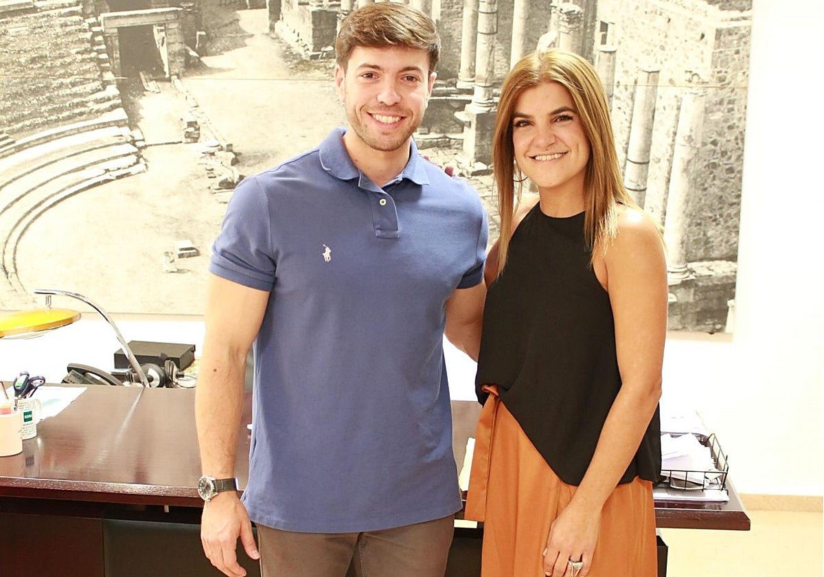 El alcalde de Puebla de Alcocer, Gonzalo Hernán, junto a Marta Gómez, directora del centro asociado de la UNED en Mérida.