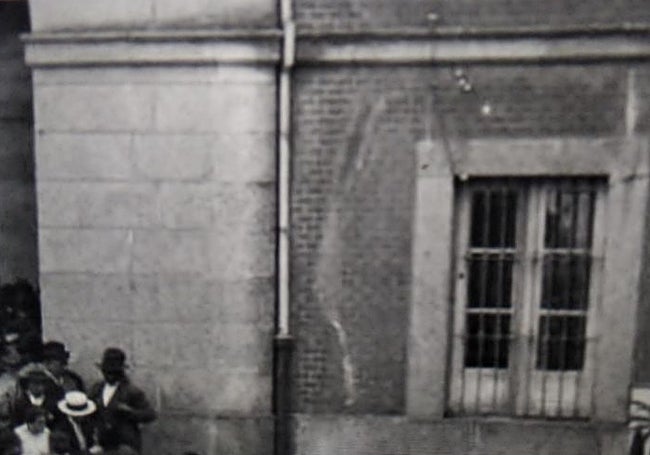 Foto antigua incluida en el proyecto de la fachada del Consistorio cuando lucía aún el ladrillo pintado.