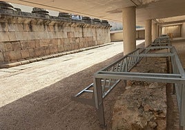 Estructura colocada sobre ell muro del Templo de Diana.