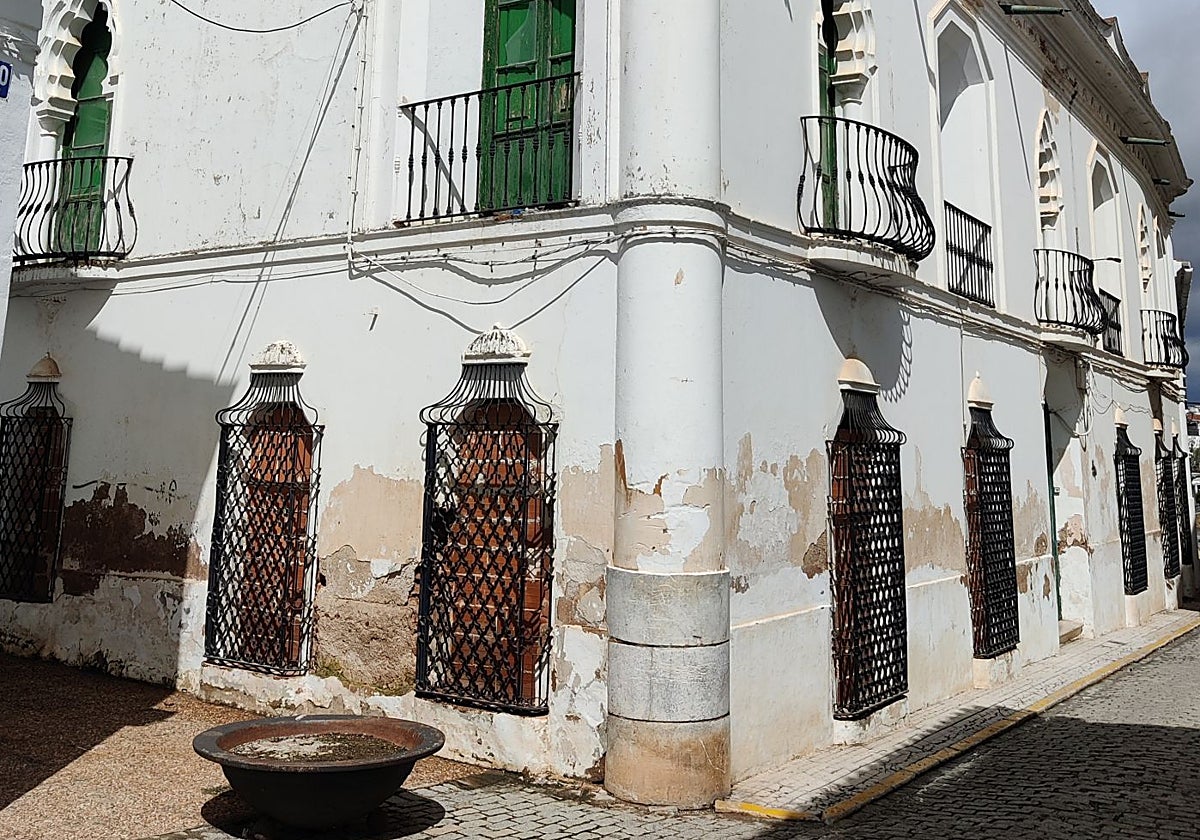 El palacio se acerca a la ruina en pleno centro de la localidad pacense.