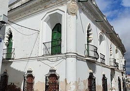 El palacio se acerca a la ruina en pleno centro de la localidad pacense.