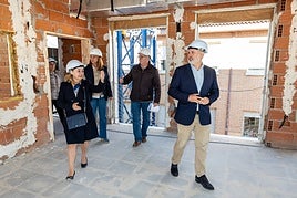 Pizarro, junto a la consejera, en la visita al colegio de San Miguel hace dos años.