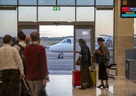 Pasajeros toman un vuelo en el Aeropuerto de Badajoz.