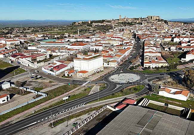 Obra terminada en Trujillo de una glorieta en la intersección N-5 con N-521.