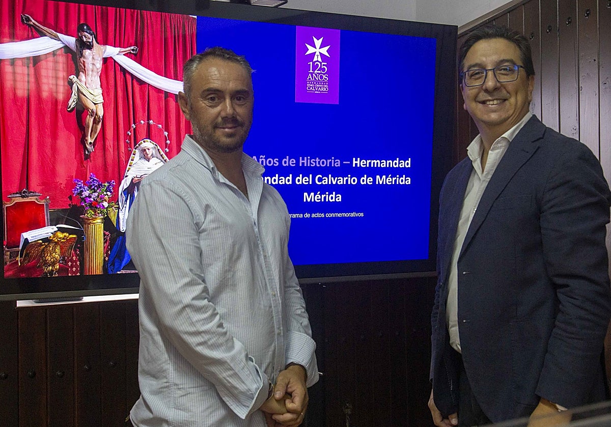 Julio Sánchez, hermano mayor del Calvario, y Francisco Morcillo, de la junta de gobierno, esta mañana.