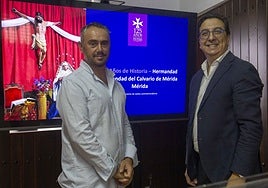 Julio Sánchez, hermano mayor del Calvario, y Francisco Morcillo, de la junta de gobierno, esta mañana.