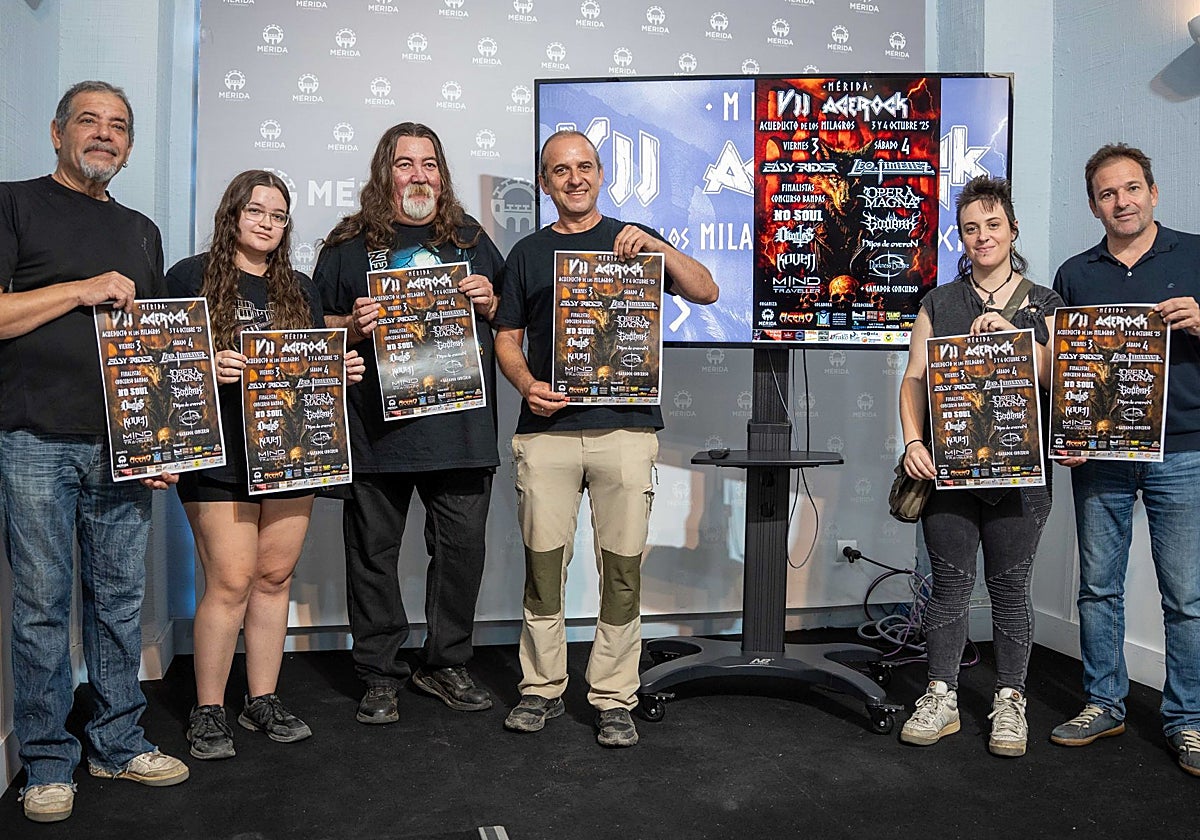 Presentación del festival de rock con miembros de la asociación Acero Mérida y el concejal Antonio Vélez.