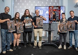 Presentación del festival de rock con miembros de la asociación Acero Mérida y el concejal Antonio Vélez.
