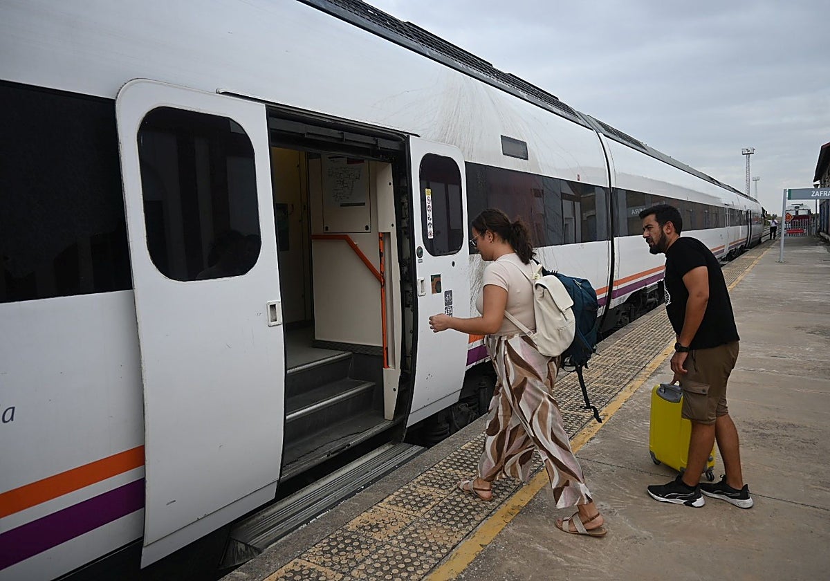Una pasajera entra en el tren con destino a Huelva en la estación de Zafra.