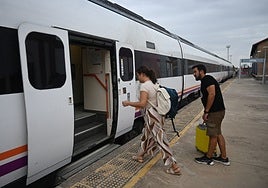 Una pasajera entra en el tren con destino a Huelva en la estación de Zafra.