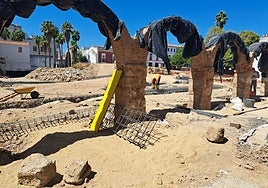 Trabajadores de las empresas adjudicatarias de la obra en la manzana ocupada en gran medida por el antiguo convento de las Concepcionistas.