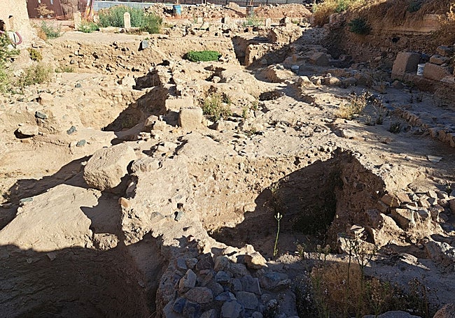 Restos que serán integrados de la confluencia de dos calzadas.