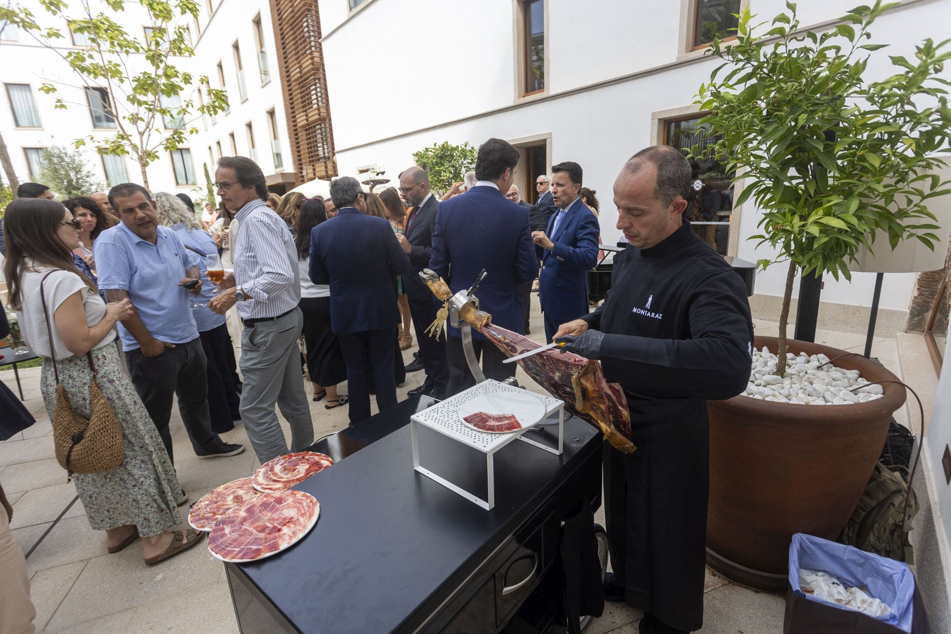 Coctel para los asistentes a la inauguración en el patio del hotel