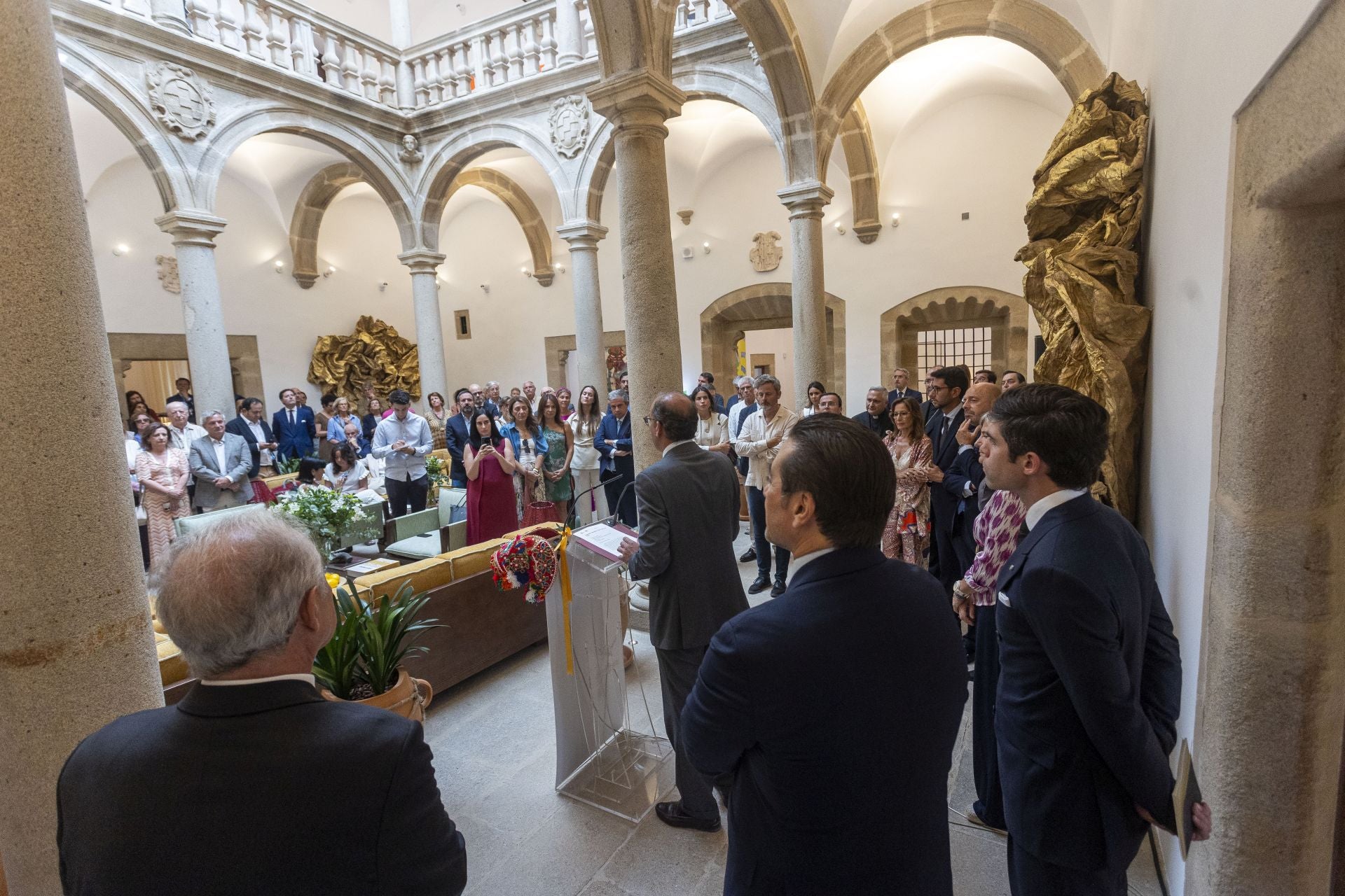 Patio del recinto durante la intervención del alcalde de Cáceres.
