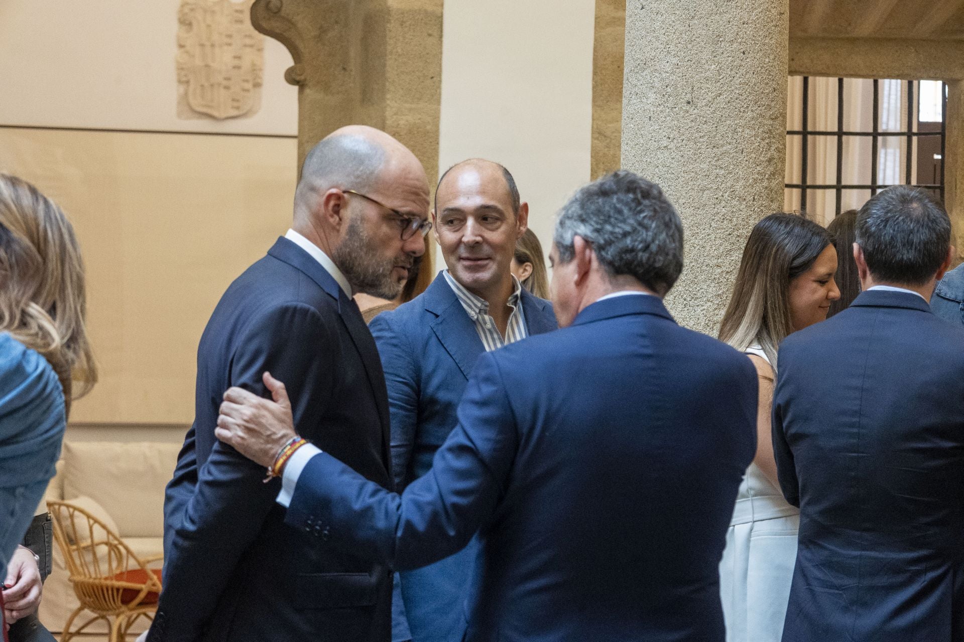 Conversaciones en el patio del nuevo hotel antes de iniciarse el acto. 