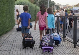 Un grupo de alumnos el viernes por la mañana entrando al colegio 'Ciudad de Mérida', en la Zona Norte.