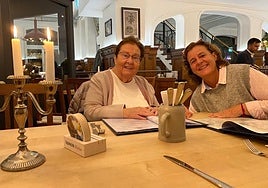 Helga de Alvear y su hija Patricia en una foto tomada en Alemania, país natal de la coleccionista.