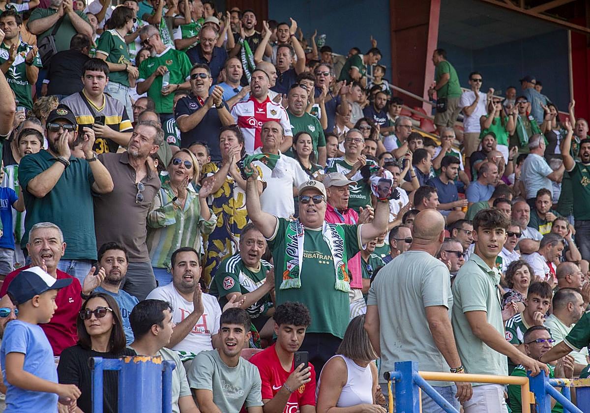 Las mejores imágenes del derbi entre el Mérida y el Cacereño en el Francisco de la Hera