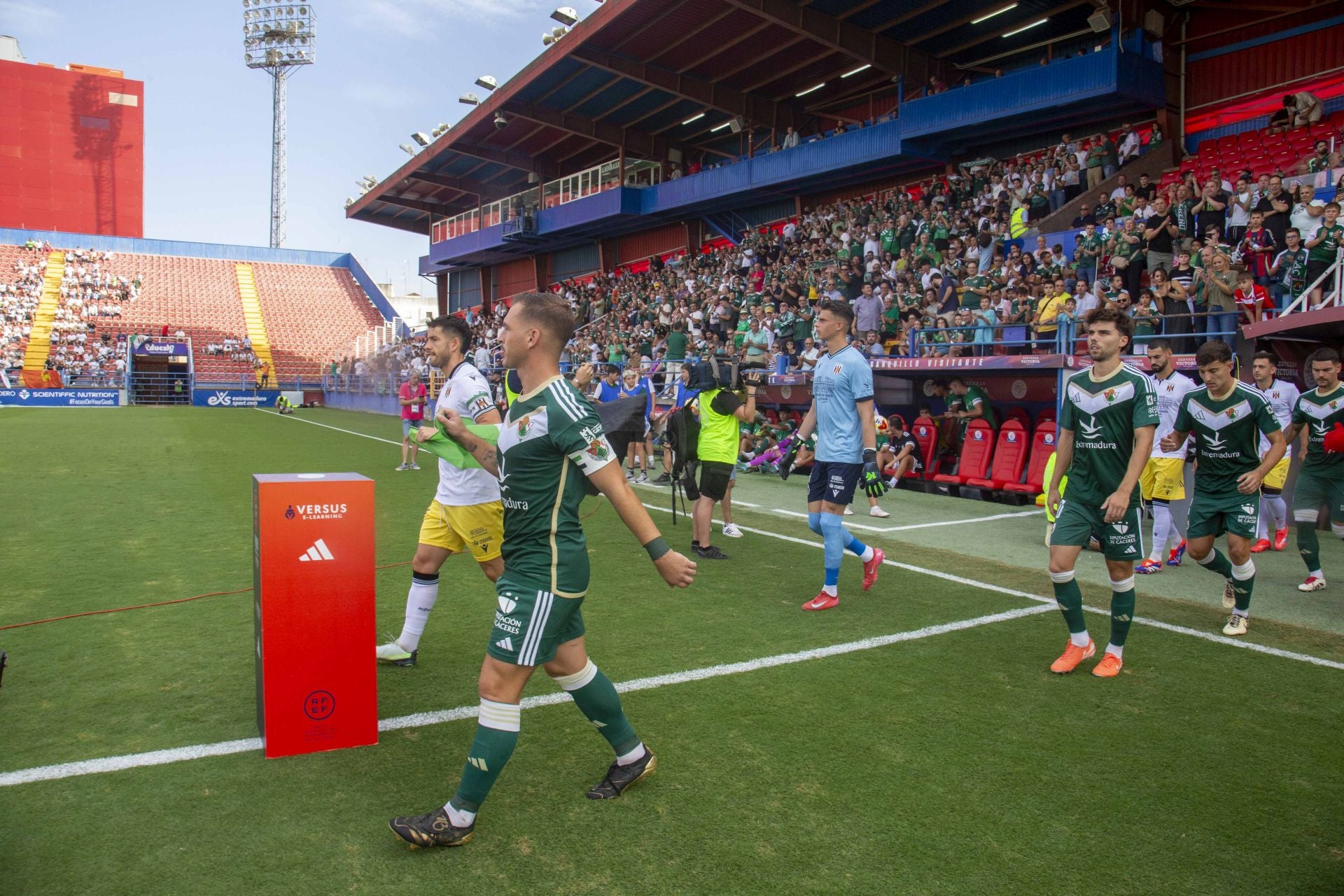 Las mejores imágenes del derbi entre el Mérida y el Cacereño en el Francisco de la Hera