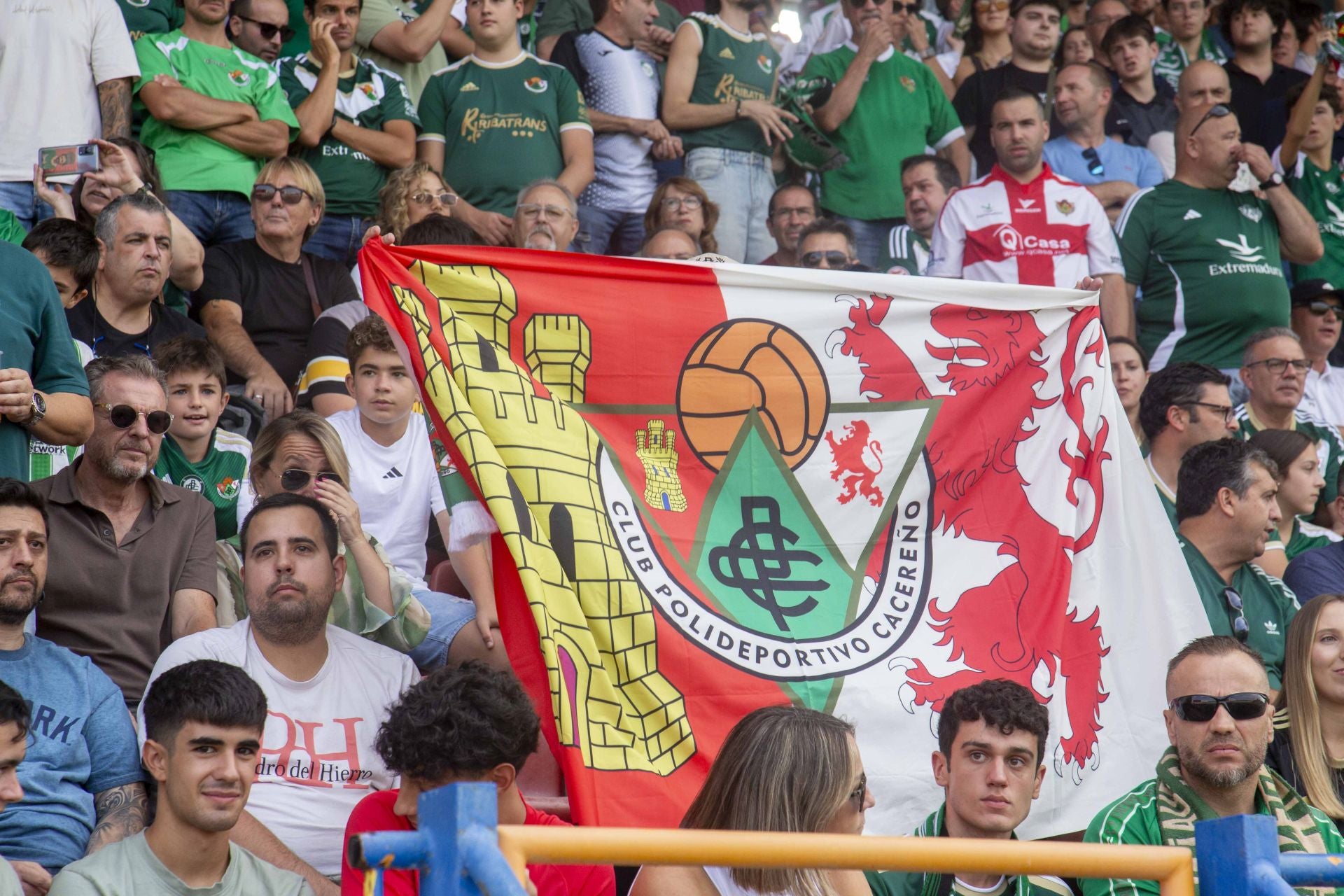 Las mejores imágenes del derbi entre el Mérida y el Cacereño en el Francisco de la Hera