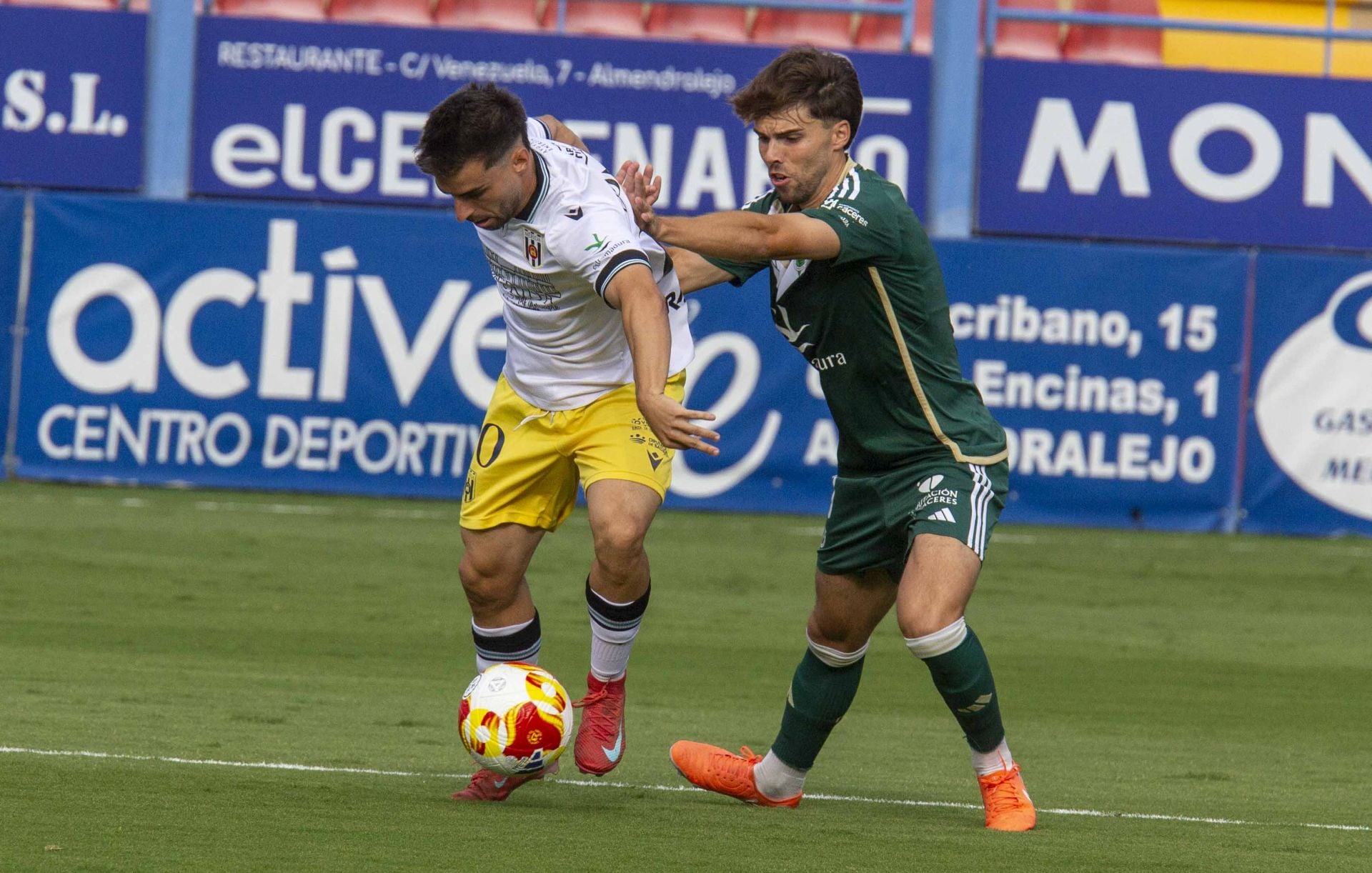 Las mejores imágenes del derbi entre el Mérida y el Cacereño en el Francisco de la Hera