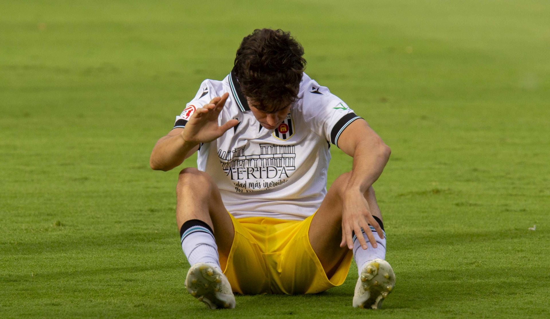 Las mejores imágenes del derbi entre el Mérida y el Cacereño en el Francisco de la Hera